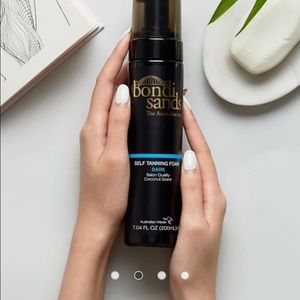 Bondi Sands duo self-tanner & application mitt.